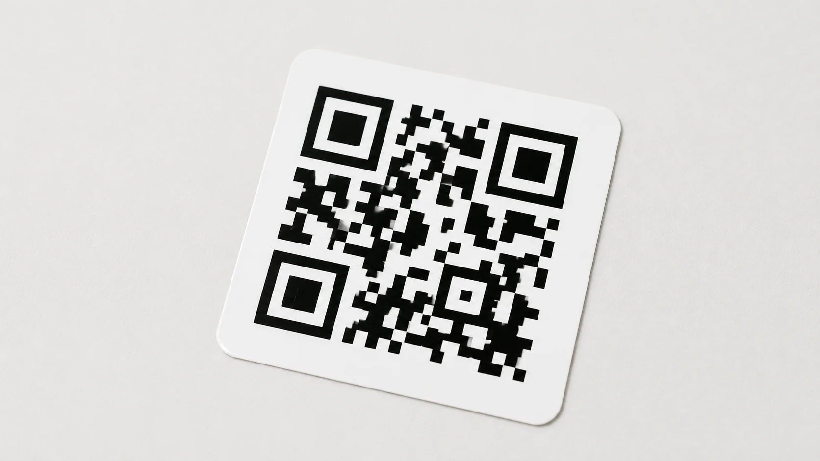 Наклейки с QR-кодом для лендинга и промо: виды, материалы, заказ